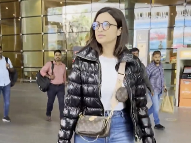 ब्लैक जैकेट...चेहरे पर मुस्कुराहट, मुंबई एयरपोर्ट पर स्पॉट हुईं परिणीति चोपड़ा