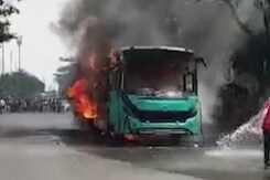 इंदौर : डीजल भरवाते वक्त यात्री बस में लगी आग, ड्राइवर और हेल्पर झुलसे इंदौर : डीजल भरवाते वक्त यात्री बस में लगी आग, ड्राइवर और हेल्पर झुलसे