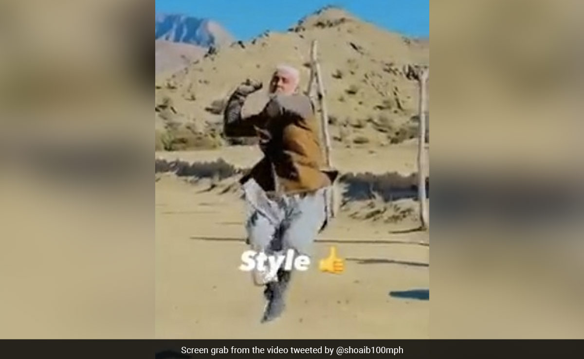 'ढूंढ कर लाओ, 'बुजुर्ग की ऐसी तूफानी गेंदबाज़ी देख चौंके रफ्तार के सौदागर शोएब अख्तर, Video