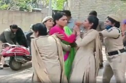 Telangana : पुलिस ने वाईएस शर्मिला को SIT ऑफिस जाते वक्त हिरासत में लिया  Telangana : पुलिस ने वाईएस शर्मिला को SIT ऑफिस जाते वक्त हिरासत में लिया
