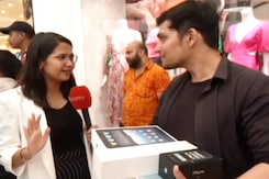 Man Gets 1999 iBook For Apple's Delhi Store Launch Man Gets 1999 iBook For Apple's Delhi Store Launch