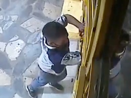 चोरी करने पहुंचे चोर का 'वाइपर क्लीनर' से हुआ धमाकेदार स्वागत, उल्टे पैर भागने को हुआ मजबूर चोरी करने पहुंचे चोर का 'वाइपर क्लीनर' से हुआ धमाकेदार स्वागत, उल्टे पैर भागने को हुआ मजबूर