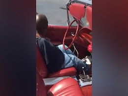 बिना हाथ शख्स ने इस तरह चलाई कार, Video देख यूजर्स ने कही ये बात बिना हाथ शख्स ने इस तरह चलाई कार, Video देख यूजर्स ने कही ये बात