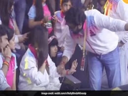VIDEO: अभिषेक बच्चन पर सरेआम गुस्सा करती दिखीं ऐश्वर्या राय, पास बैठी नव्या ने यूं दिया रिएक्शन VIDEO: अभिषेक बच्चन पर सरेआम गुस्सा करती दिखीं ऐश्वर्या राय, पास बैठी नव्या ने यूं दिया रिएक्शन