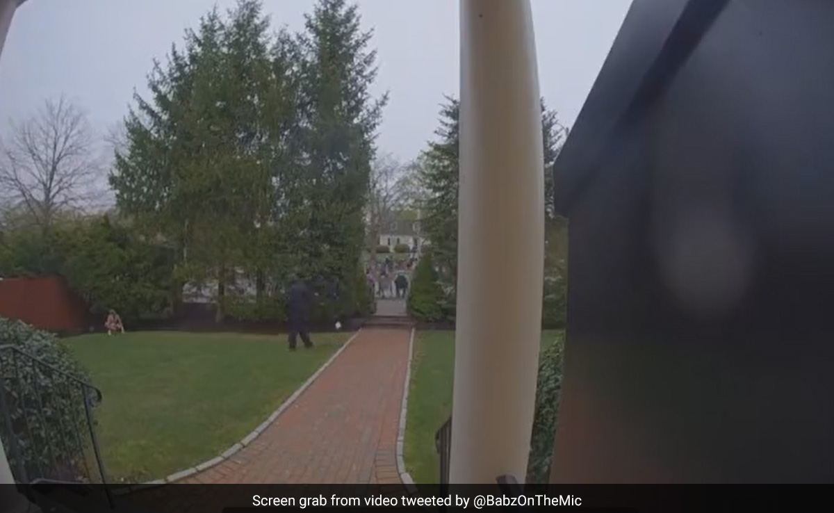 Marathon Runner Poops In Stranger's Yard, Internet Says "Stinky Runner!"