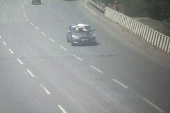 देखें : ड्रग्स के नशे में शख्स ने ट्रैफिक पुलिसकर्मी को कार के शीशे पर 10 किमी तक घसीटा देखें : ड्रग्स के नशे में शख्स ने ट्रैफिक पुलिसकर्मी को कार के शीशे पर 10 किमी तक घसीटा