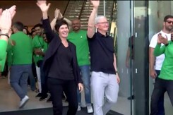 Apple's First Store In India Opens In Mumbai, Tim Cook Welcomes Customers Apple's First Store In India Opens In Mumbai, Tim Cook Welcomes Customers