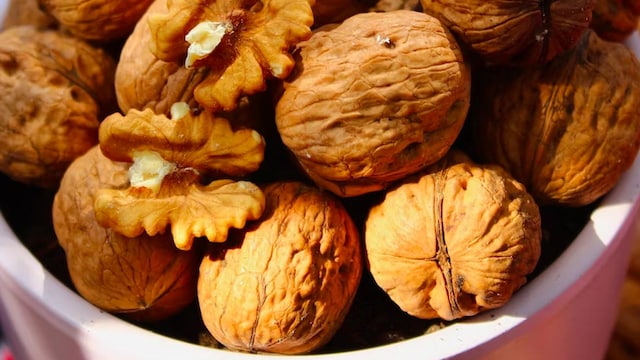 Besides consuming walnuts in the morning, you can incorporate them into your diet in various ways