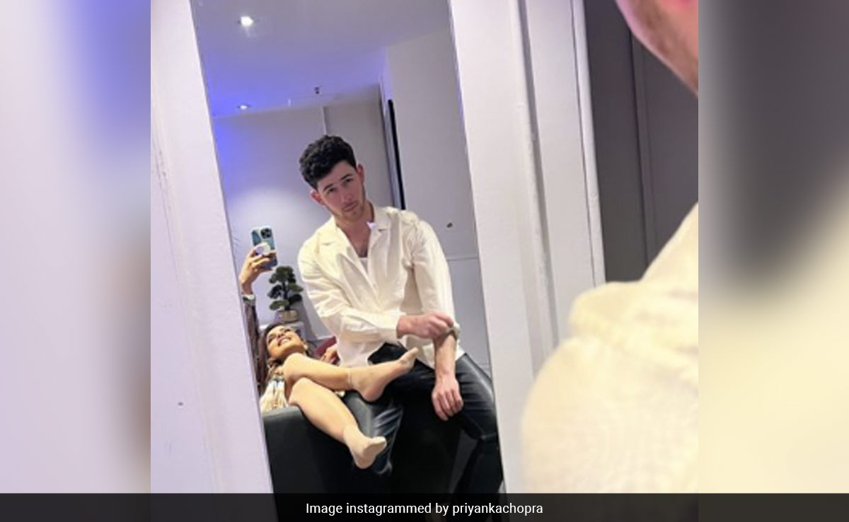 London Diaries: Priyanka Chopra And Nick Jonas In A Picture-Perfect Mirror Selfie
