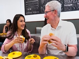 माधुरी दीक्षित ने Apple के सीईओ Tim Cook का किया अतिथि सत्कार, अतिथि को खिला मुंबई का फेमस वड़ा पाव, अब फोटो हुई वायरल   माधुरी दीक्षित ने Apple के सीईओ Tim Cook का किया अतिथि सत्कार, अतिथि को खिला मुंबई का फेमस वड़ा पाव, अब फोटो हुई वायरल