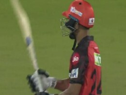 उमरान मलिक ने 200 के स्ट्राइक रेट के साथ बल्लेबाजी कर मचाया गदर, ' दोस्त' के साथ मिलकर 1 ओवर में ठोक डाले 23 रन उमरान मलिक ने 200 के स्ट्राइक रेट के साथ बल्लेबाजी कर मचाया गदर, ' दोस्त' के साथ मिलकर 1 ओवर में ठोक डाले 23 रन