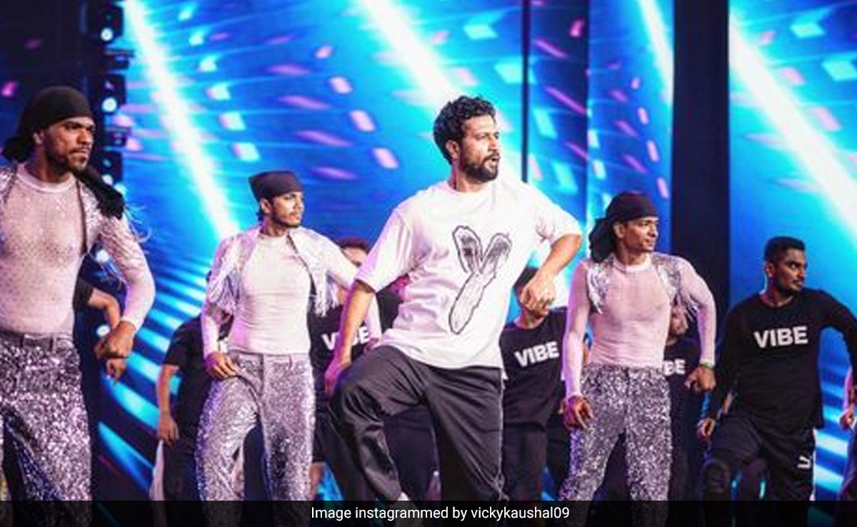 Vicky Kaushal, Reporting Straight From Behind The Stage Of Filmfare Awards - "Final Check"