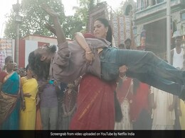 लाल साड़ी, बालों में गजरा और गले में लहराता मंगलसूत्र, इस लड़की ने गुंडों को सरेआम चटाई धूल- वीडियो देख भाईजान को जाएंगे भूल लाल साड़ी, बालों में गजरा और गले में लहराता मंगलसूत्र, इस लड़की ने गुंडों को सरेआम चटाई धूल- वीडियो देख भाईजान को जाएंगे भूल