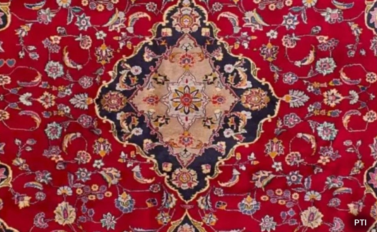 इस कारपेट में सामने रखा हुआ है खास तरह का 'चश्मा', 17 सेकंड में खोजने वाले कहलाएंगे सूरमा