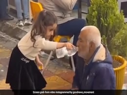 छोटी बच्ची ने सड़क किनारे बैठे बीमार बुजुर्ग को अपने हाथों से पिलाया पानी, Video दिल जीत लेगा छोटी बच्ची ने सड़क किनारे बैठे बीमार बुजुर्ग को अपने हाथों से पिलाया पानी, Video दिल जीत लेगा