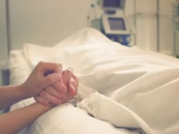 VIRAL: कब्र से खोद कर बेटा घर ले आया मां की लाश, 13 साल तक सोफे पर बैठाकर करता रहा बातें VIRAL: कब्र से खोद कर बेटा घर ले आया मां की लाश, 13 साल तक सोफे पर बैठाकर करता रहा बातें