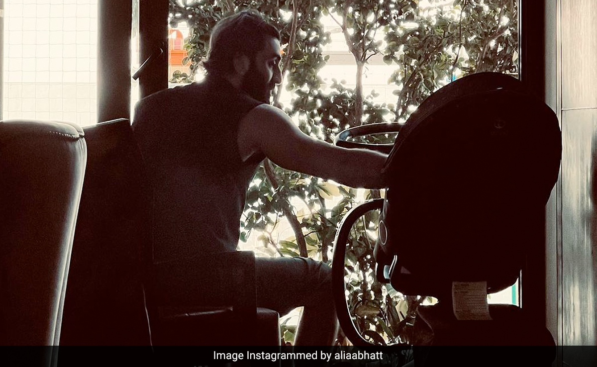 बेटी राहा के लिए बेबी सिटर बने रणबीर कपूर, आलिया ने PHOTO शेयर कर कहा- मेरी दुनिया