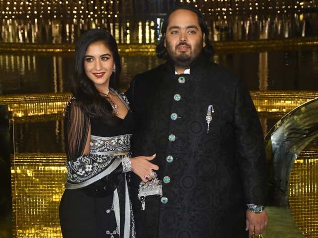 Watch: Anant Ambani, Radhika Merchant Twin In Black At Family Gala Watch: Anant Ambani, Radhika Merchant Twin In Black At Family Gala