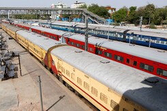 ट्रेन टिकट में वरिष्ठ नागरिकों को रियायत देने से सुप्रीम कोर्ट ने दखल देने से इनकार किया ट्रेन टिकट में वरिष्ठ नागरिकों को रियायत देने से सुप्रीम कोर्ट ने दखल देने से इनकार किया