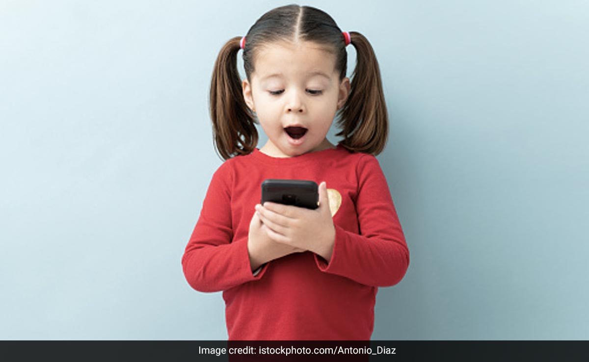 मां के मोबाइल से खेल रही बच्ची ने Amazon पर कर दिया लाखों का ऑर्डर, मंगाए जूते और खिलौने, फिर हुआ कुछ ऐसा...