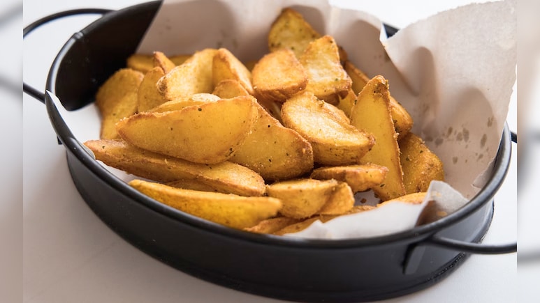 Air Fryer Recipe: बेवक्त भूख के लिए परफेक्ट हैं ये पोटैटो वेजेस, एयर फ्रायर में 10 मिनट में बनकर होंगे तैयार