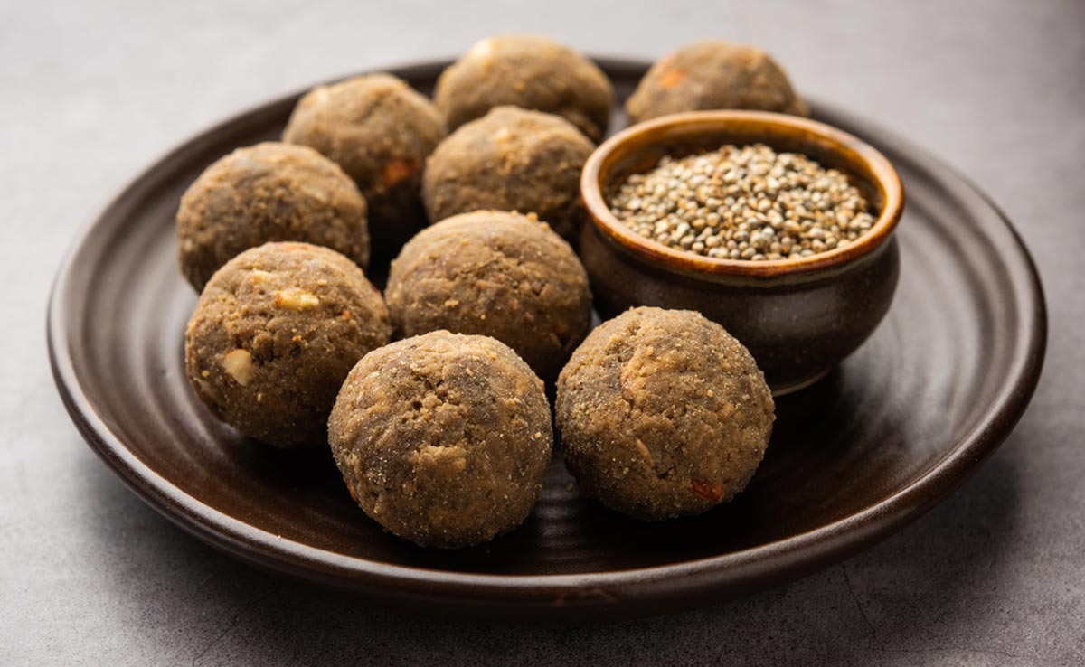 घर पर बनाएं परफेक्ट आटा लड्डू, यहां देखें स्टेप बाय स्टेप प्रोसेस परफेक्ट लड्डू बनाने का