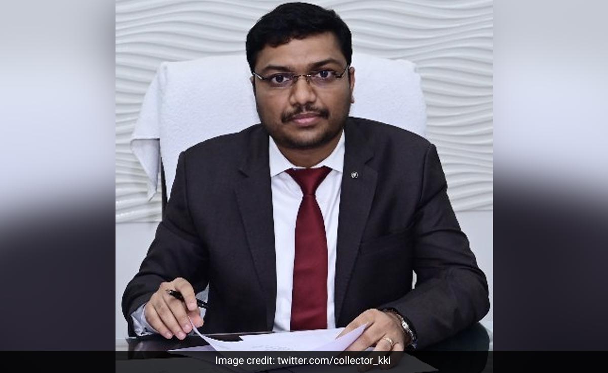 Tamil Nadu Bureaucrat Asks Assistant To Carry His Shoes, Sparks Row