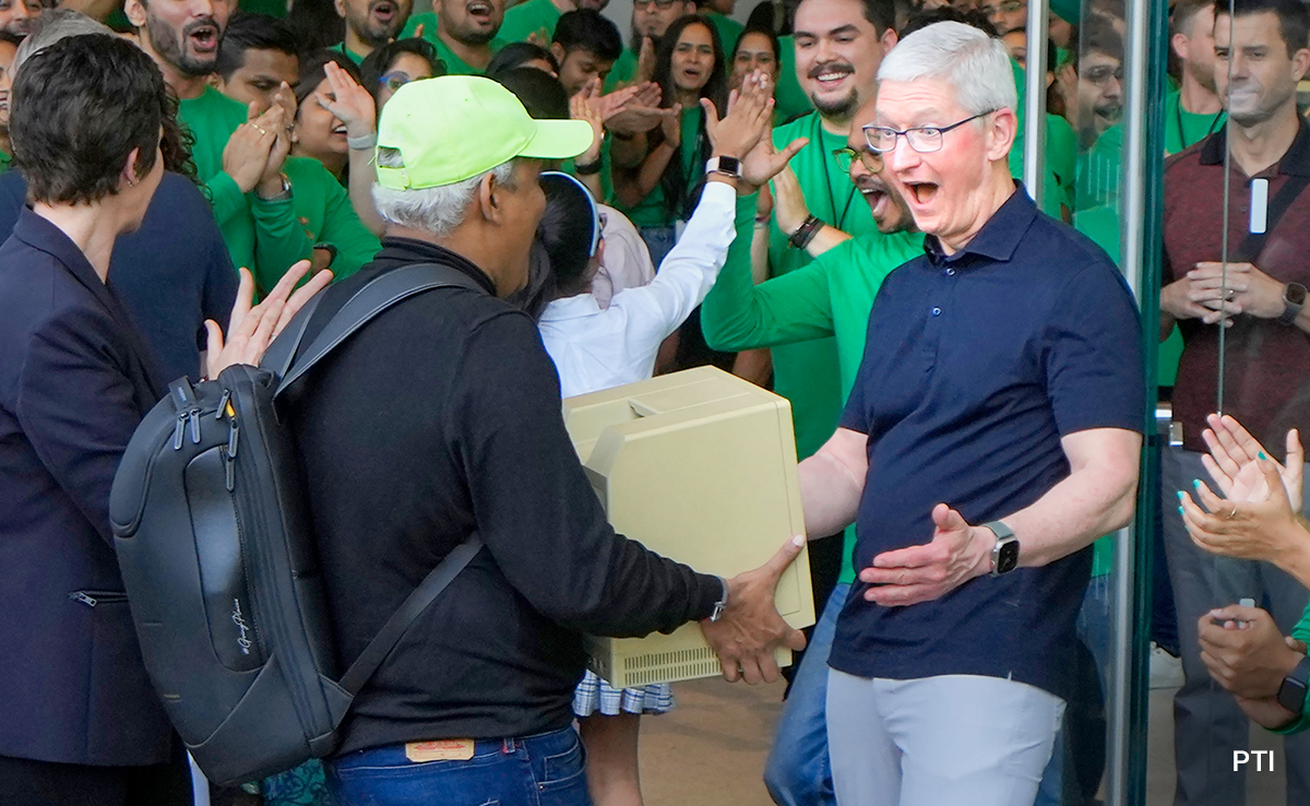 Watch Tim Cook's Reaction As Fan Brings Macintosh To Mumbai Store Opening