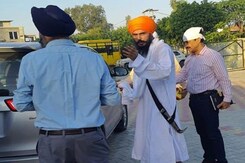 अमृतपाल सिंह ने मोगा पुलिस के सामने किया सरेंडर, डिब्रूगढ़ लेकर जाने की खबर अमृतपाल सिंह ने मोगा पुलिस के सामने किया सरेंडर, डिब्रूगढ़ लेकर जाने की खबर