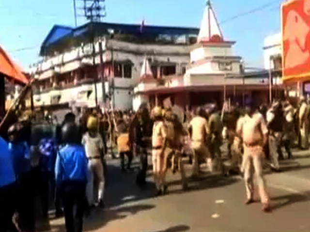 पश्चिम बंगाल में सीबीआई जांच की मांग को लेकर गुस्साई भीड़ ने थाना फूंका