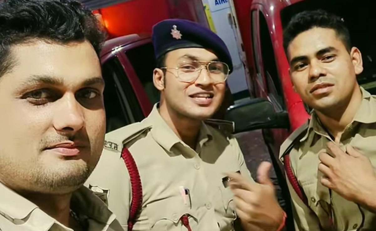 नाइट ड्यूटी में Reel बना रहे थे पुलिसकर्मी, अगले ही पल हुआ कुछ ऐसा कि वायरल हो गई Video