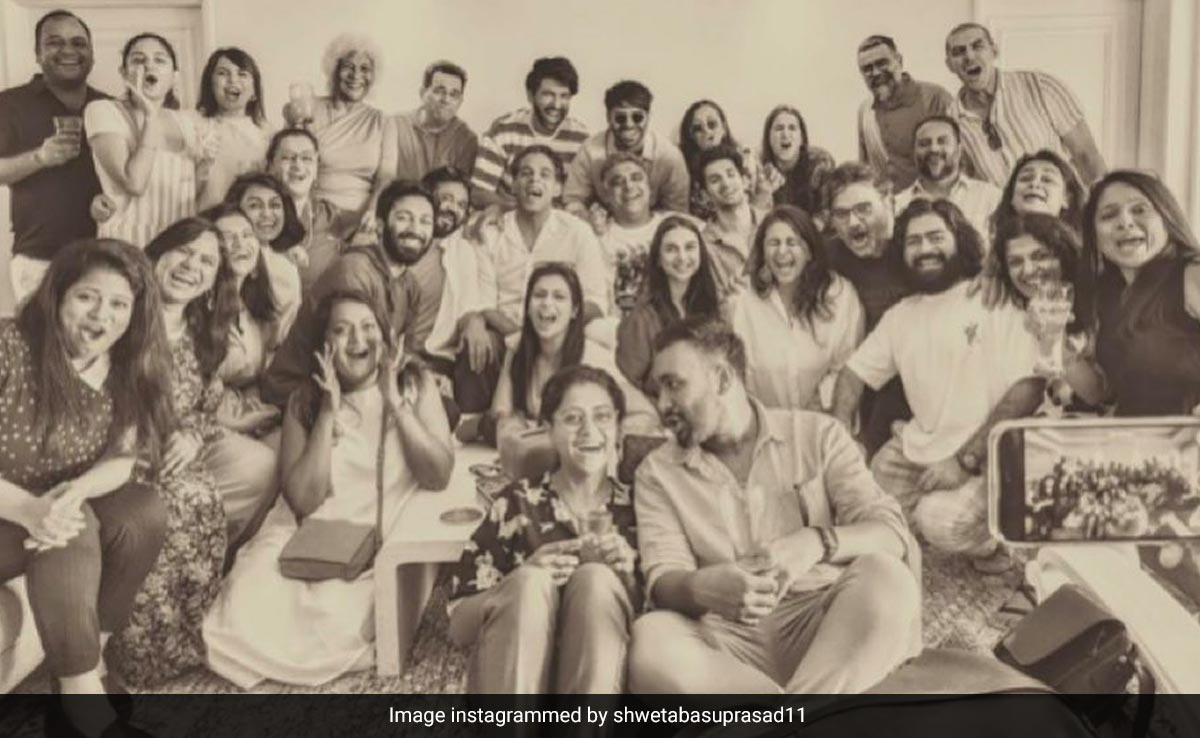 Aditi Rao Hydari With Team <i>Jubilee</i> In A Pic Clicked By Rumoured Boyfriend Siddharth