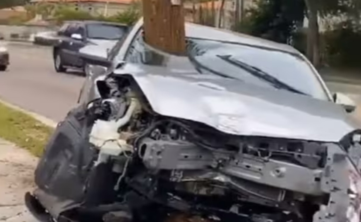 सड़क हादसे की शिकार हुई इस गाड़ी का VIDEO देख आप भी यही कहेंगे 'क्या आसमान से टपककर कार में घुसा पोल?'