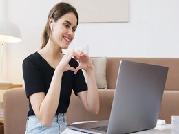 If You're In A Long Distance Relationship, Trust These 5 Expert Tips To Develop Intimacy Remotely If You're In A Long Distance Relationship, Trust These 5 Expert Tips To Develop Intimacy Remotely