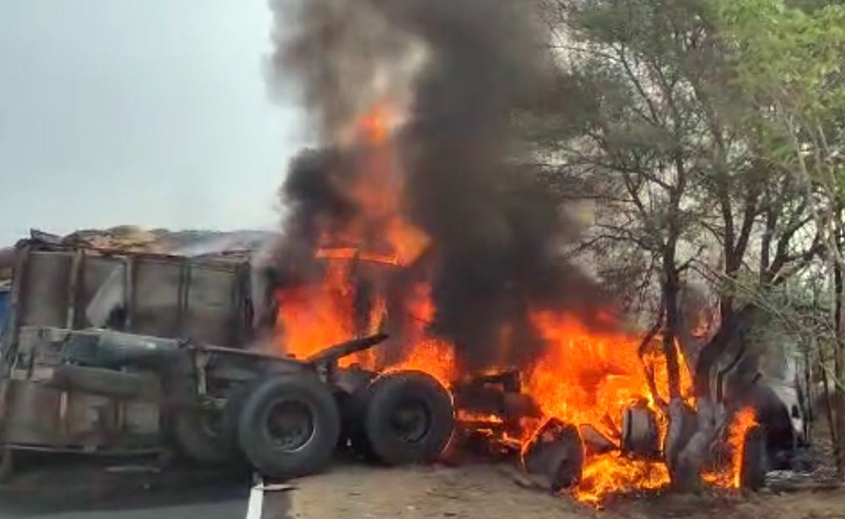 बिहार: दो ट्रकों की भीषण टक्कर, आग लगने से एक ड्राइवर की जलकर मौत