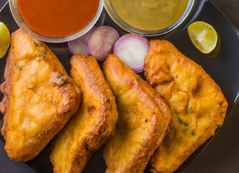 Monsoon Special Tips To Make Perfect Aloo Paneer Bread Pakora At Home