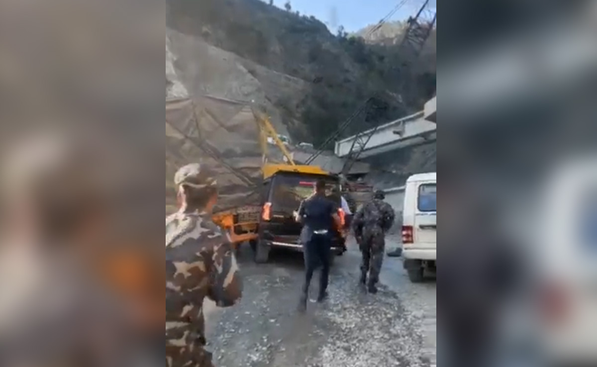 केंद्रीय कानून मंत्री किरेन रिजिजू की कार को ट्रक ने मारी टक्कर, सभी सुरक्षित : पुलिस