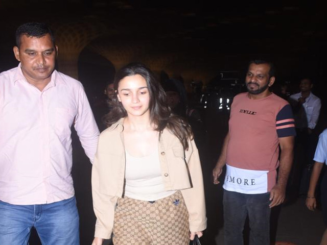 Alia Bhatt Poses With Fans Outside Airport
