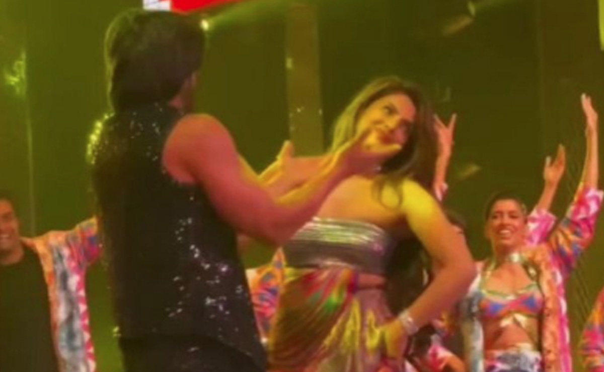 Priyanka Chopra And Ranveer Singh Had A Mini <i>Dil Dhadakne Do</i> Reunion At Ambani Event. Watch