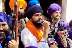 आज की सुर्खियां 23 अप्रैल : भगोड़े अमृतपाल सिंह को पंजाब पुलिस ने किया गिरफ्तार आज की सुर्खियां 23 अप्रैल : भगोड़े अमृतपाल सिंह को पंजाब पुलिस ने किया गिरफ्तार