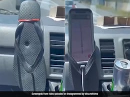 कार में नहीं था चार्जिंग स्टैंड, शख्स ने हवाई चप्पल से जुगाड़ करके बना लिया, लोग बोले- ये टैलेंट सबके काम आएगा... कार में नहीं था चार्जिंग स्टैंड, शख्स ने हवाई चप्पल से जुगाड़ करके बना लिया, लोग बोले- ये टैलेंट सबके काम आएगा...