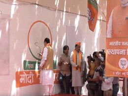 BJP स्थापना दिवस पर पार्टी अध्यक्ष जेपी नड्डा ने दीवार पर बनाया चुनाव चिह्न, जानें क्यों खास है ये घर BJP स्थापना दिवस पर पार्टी अध्यक्ष जेपी नड्डा ने दीवार पर बनाया चुनाव चिह्न, जानें क्यों खास है ये घर