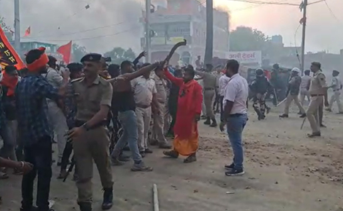 नालंदा : प्रशासनिक कोशिशों को बावजूद नहीं रुक रहा हंगामा, उपद्रवियों ने घरों-वाहनों के बाद कई गोदामों में लगाई आग