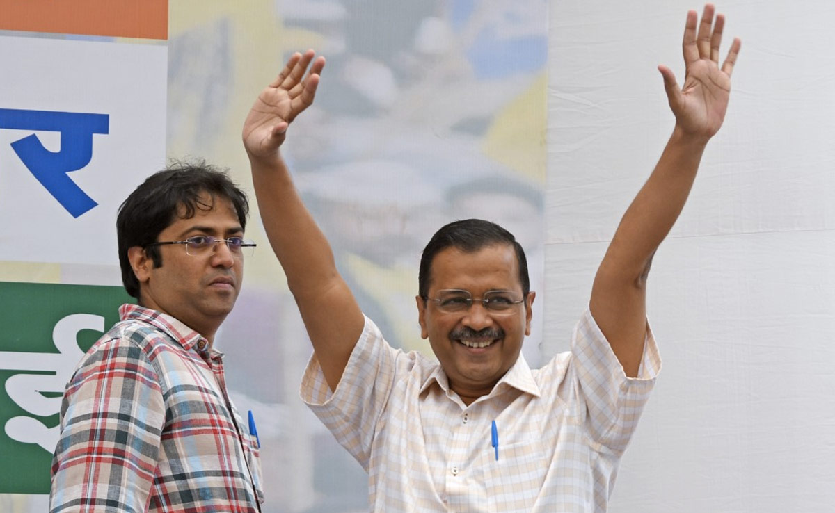 Pics: AAP Celebrates National Party Tag By Dancing, Distributing Sweets