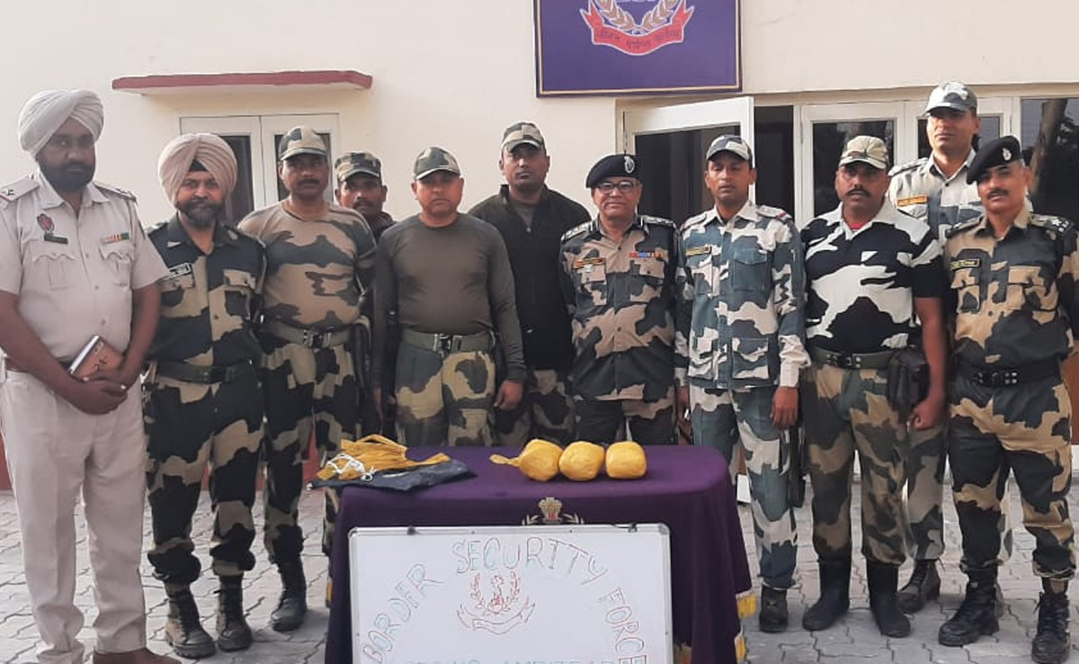 अमृतसर सीमा के पास सुरक्षा बलों ने एक ड्रोन को मार गिराया, जब्‍त की  3.2 Kg हेरोइन