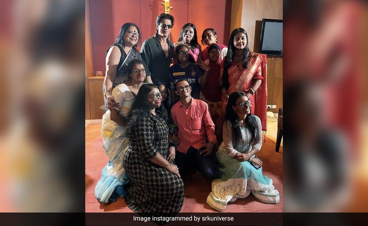 Viral: Shah Rukh Khan Meets Acid Attack Survivors in Kolkata. "King Of Hearts For A Reason," Say Fans