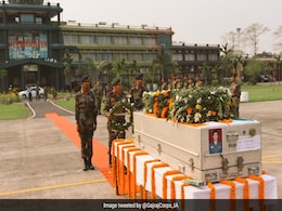Army Soldier Dies While Rescuing Fellow <i>Jawans</i>, Cremated With Full Honours Army Soldier Dies While Rescuing Fellow <i>Jawans</i>, Cremated With Full Honours
