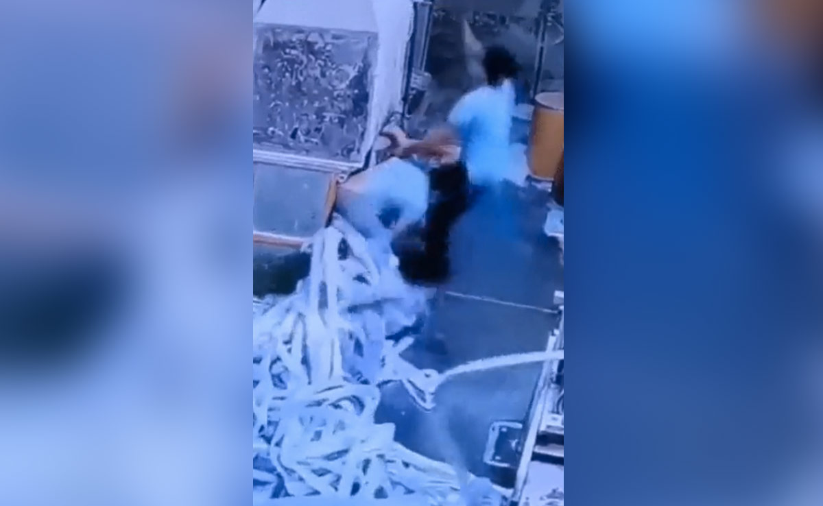 फैक्ट्री में काम कर रहे शख्स को मशीन ने खींच लिया अपने अंदर, मगर दोस्त ने बचाकर दी नई ज़िंदगी