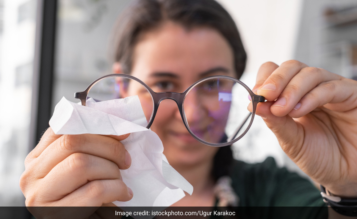 चश्मे को साफ करने का सही तरीका लीजिए जान, ग्लास लेंस से दूर रहेंगे Germs