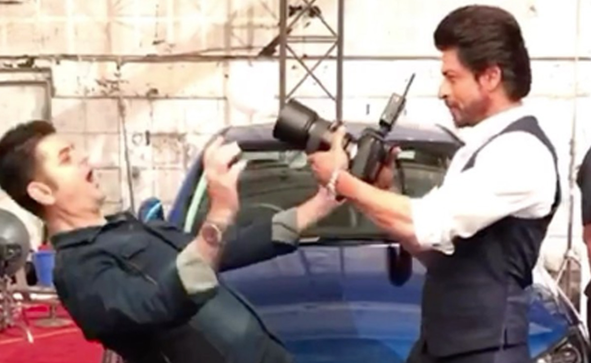 This Shah Rukh Khan BTS Proves Why He Is Dabboo Ratnani's "Favourite" Subject